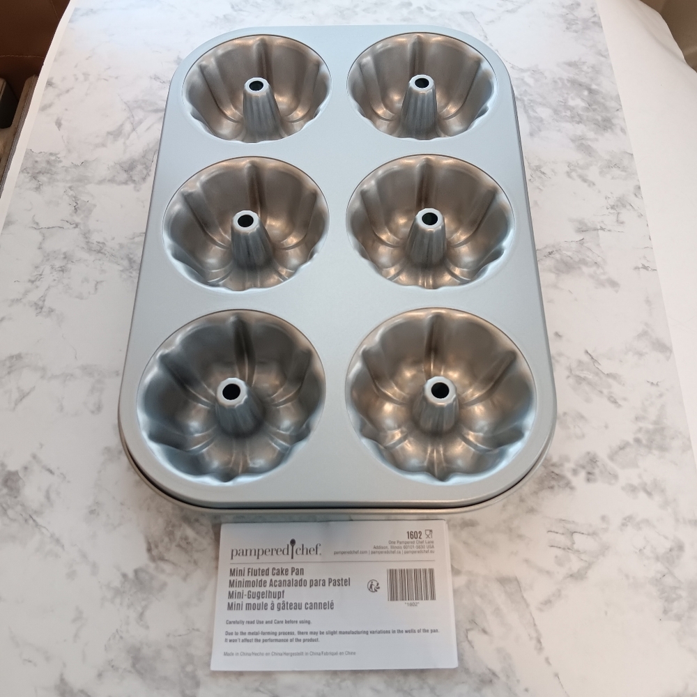 Pampered Chef Nonstick Mini Fluted Cake Pan - Excellent Used Condition!